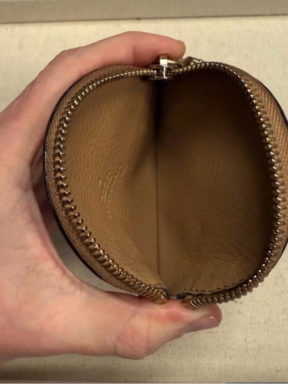 Gucci Tan Leather GG Embossed Round Coin Pouch - Picture 4 of 9